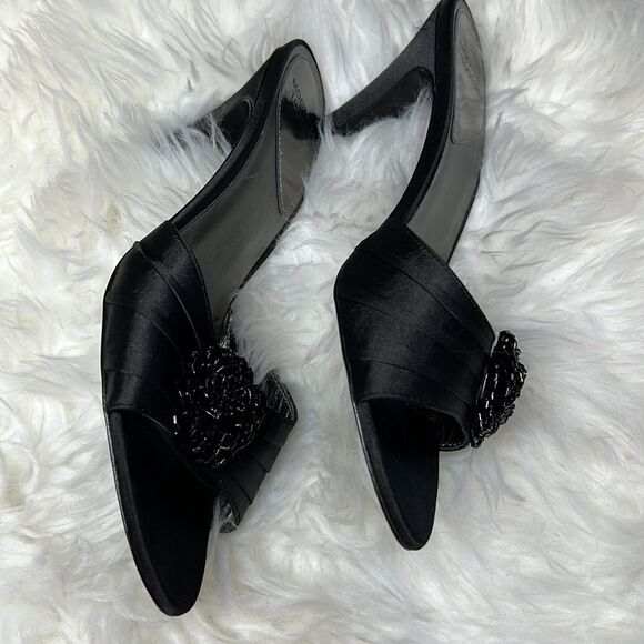 Mootsie Tootsie satin beaded peep toe 3.5 inch heels - Picture 6 of 8